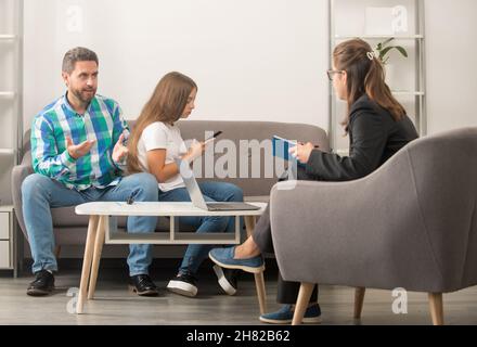 il padre preoccupato parla con lo psicologo della famiglia circa il bambino dipendente del telefono, la terapia Foto Stock