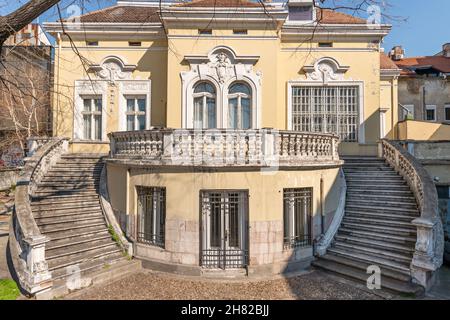 Bell'edificio d'epoca con scale simmetriche nella città di Belgrado, Serbia Foto Stock