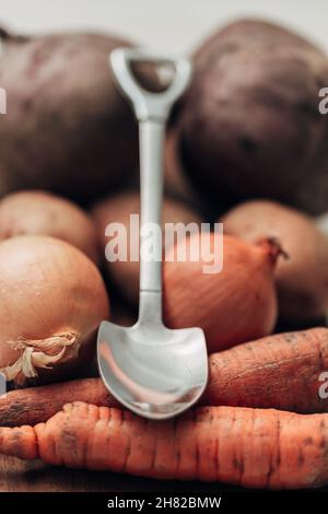 Verdure fresche e luminose si trovano sul tavolo da cucina Foto Stock