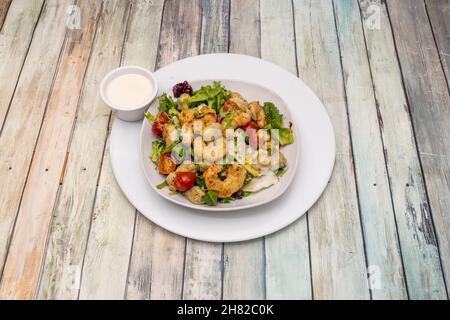 Insalata di lattuga e pomodoro con crostini e gamberi fritti alla griglia con salsa di maionese per l'immersione Foto Stock