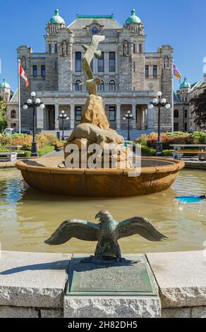 Dettagli della Camera del Parlamento della Columbia Britannica. Fontana di fronte all'edificio del parlamento del governo della British Columbia Victoria Foto Stock