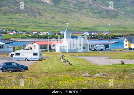 Chiesa di Bakkagerdi nel fiordo di Borgarfjordur Eystri nell'Islanda orientale Foto Stock