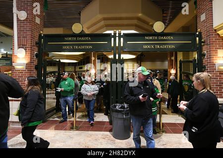 Dakota del Nord, Stati Uniti. 26 novembre 2021. Il 26 novembre 2021 i tifosi si riversano nella Ralph Engelstad Arena prima di una partita di hockey maschile NCAA tra i Minnesota Gophers e la University of North Dakota Fighting Hawks alla Ralph Engelstad Arena di Grand Forks, ND. By Russell Hons/CSM Credit: CAL Sport Media/Alamy Live News Foto Stock