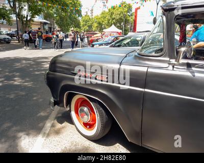 BUENOS AIRES, ARGENTINA - Nov 08, 2021: Naso di un vecchio nero Ford F100 pick-up camion circa 1960 Custom Cab pianale. Expo Warnes 2021 auto classica Foto Stock