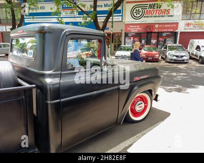 BUENOS AIRES, ARGENTINA - Nov 08, 2021: Vecchio camion nero Ford F100 pick-up circa 1960 Custom Cab pianale. Expo Warnes 2021 auto classica sho Foto Stock