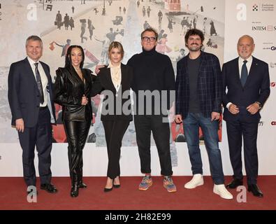 Torino, Italia. 27 novembre 2021. Torino, Torino Film Festival 2021 Fotografia di apertura dell'edizione 39 nella foto: Valentina Vernia, Jenny De Nucci, Garth Jenning, Frank Matano film sempre più forte con Domenico De Gaetano regista, Enzo Chigo presidente Museo del Cinema Torino Credit: Independent Photo Agency/Alamy Live News Foto Stock