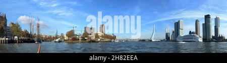 Skyline di Rotterdam con fiume Mosa Foto Stock