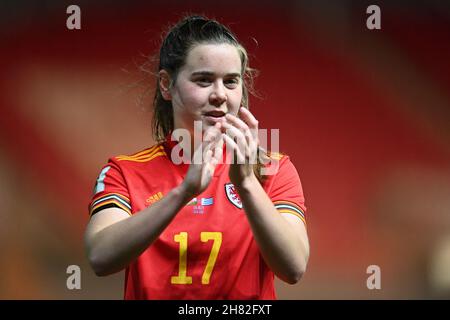 Llanelli, Regno Unito. 26 novembre 2021. Esther Morgan #17 of Wales Women applaudisce i fan al fischio finale di Llanelli, Regno Unito, il 11/26/2021. (Foto di Ashley Crowden/News Images/Sipa USA) Credit: Sipa USA/Alamy Live News Foto Stock