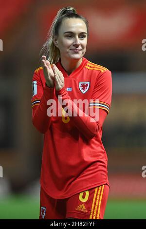 Llanelli, Regno Unito. 26 novembre 2021. Josie Green #6 di Wales Women applaudisce i fan al fischio finale di Llanelli, Regno Unito, il 11/26/2021. (Foto di Ashley Crowden/News Images/Sipa USA) Credit: Sipa USA/Alamy Live News Foto Stock