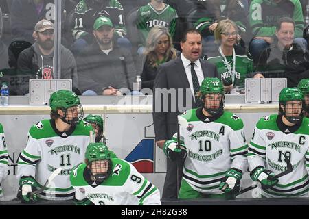 Dakota del Nord, Stati Uniti. 26 novembre 2021. Il 26 novembre 2021 l'allenatore del North Dakota Brad Berry dirige i suoi giocatori durante una partita di hockey maschile NCAA tra i Minnesota Gophers e la University of North Dakota Fighting Hawks alla Ralph Engelstad Arena di Grand Forks, ND. By Russell Hons/CSM Credit: CAL Sport Media/Alamy Live News Foto Stock