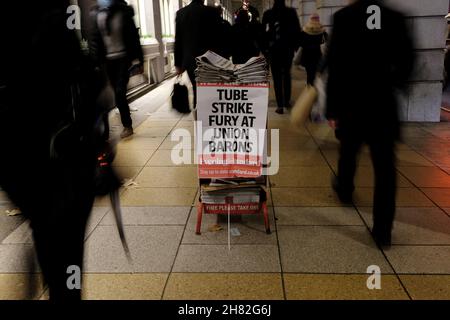 Londra, UK, 26 novembre 2021, uno stand di Londra con il titolo del giorno: "Tube Strike Fury at Union Barons". I membri della RMT Union hanno fatto un'uscita nel primo dei sette attacchi Tube in una disputa sulle rotas del personale per la Night Tube, che riprenderà il 27 novembre. Il primo sciopero - il Black Friday apparentemente non ha scoraggiato gli acquirenti dal viaggiare nel West End attraverso il servizio ridotto che funziona al 60% della capacità normale. Credit: Undicesima ora Fotografia/Alamy Live News Foto Stock