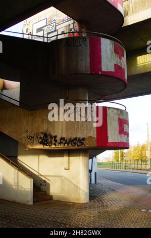 Imponente scalinata alla stazione della U-Bahn 'Niddapark' di Francoforte. Foto Stock