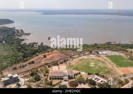 Fiume aereo e paesaggio fluviale dell'India, con belle nuvole bianche nell'atmosfera, immagine scattata nel cielo dall'aeroplano. Immagine stock della natura. Foto Stock