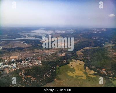 Paesaggio aereo dell'India, con belle nuvole bianche nell'atmosfera, immagine scattata nel cielo dall'aeroplano. Immagine stock della natura. Foto Stock