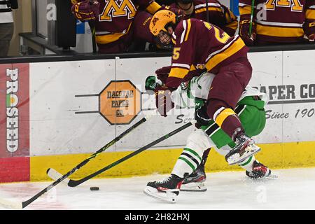 Dakota del Nord, Stati Uniti. 26 novembre 2021. 26 novembre 2021 Minnesota Gophers Forward Jack Perbix (25) controlla un giocatore del North Dakota durante una partita di hockey maschile NCAA tra i Minnesota Gophers e la University of North Dakota Fighting Hawks alla Ralph Engelstad Arena di Grand Forks, ND. By Russell Hons/CSM Credit: CAL Sport Media/Alamy Live News Foto Stock