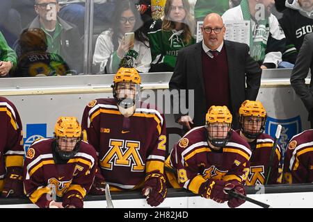 Dakota del Nord, Stati Uniti. 26 novembre 2021. Il 26 novembre 2021 Bob Motzko, allenatore capo del Minnesota, guarda durante una partita di hockey maschile della NCAA tra i Minnesota Gophers e la University of North Dakota Fighting Hawks alla Ralph Engelstad Arena di Grand Forks, ND. By Russell Hons/CSM Credit: CAL Sport Media/Alamy Live News Foto Stock