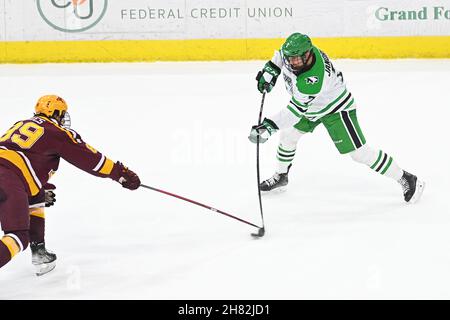 Dakota del Nord, Stati Uniti. 26 novembre 2021. 26 novembre 2021 il difensore dei North Dakota Fighting Hawks Chris Jandric (7) spara il puck durante una partita di hockey maschile NCAA tra i Minnesota Gophers e la University of North Dakota Fighting Hawks alla Ralph Engelstad Arena di Grand Forks, ND. By Russell Hons/CSM Credit: CAL Sport Media/Alamy Live News Foto Stock