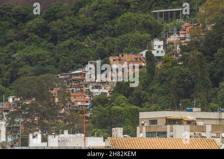 Collina di Santa Marta visto dal quartiere Humaita a Rio de Janeiro. Foto Stock