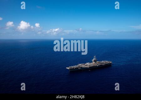 Mar delle Filippine. 11 Nov 2021. Il vettore aereo di classe Nimitz USS Carl Vinson (CVN 70) transita dal Mare delle Filippine a Guam per una visita al porto, il 11 novembre 2021. L'arrivo del Carl Vinson Carrier Strike Group segna la prima volta che un gruppo di corriere con le avanzate capacità della F-35C Lightning II e Navy CMV-22B Osprey hanno visitato Guam. Il gruppo Carl Vinson Carrier Strike è in fase di implementazione nell'area operativa della settima flotta degli Stati Uniti per migliorare l'interoperabilità attraverso alleanze e partnership, fungendo da forza di pronto intervento a sostegno di un libero e Foto Stock