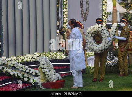 Mumbai, India. 26 novembre 2021. La gente rende omaggio ai martiri al Memoriale dei Martiri di polizia per celebrare il 13° anniversario degli attacchi terroristici a Mumbai, India, 26 novembre 2021. Il 26 novembre 2008, i militanti hanno effettuato una serie di attacchi coordinati di sparo e bombardamento a Mumbai, lasciando 166 persone morte e oltre 300 altre ferite nell'assedio di quattro giorni. Credit: Str/Xinhua/Alamy Live News Foto Stock