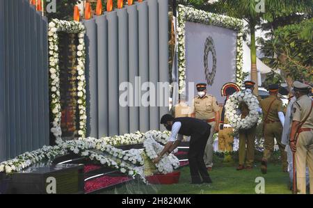 Mumbai, India. 26 novembre 2021. La gente rende omaggio ai martiri al Memoriale dei Martiri di polizia per celebrare il 13° anniversario degli attacchi terroristici a Mumbai, India, 26 novembre 2021. Il 26 novembre 2008, i militanti hanno effettuato una serie di attacchi coordinati di sparo e bombardamento a Mumbai, lasciando 166 persone morte e oltre 300 altre ferite nell'assedio di quattro giorni. Credit: Str/Xinhua/Alamy Live News Foto Stock