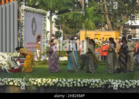 Mumbai, India. 26 novembre 2021. La gente rende omaggio ai martiri al Memoriale dei Martiri di polizia per celebrare il 13° anniversario degli attacchi terroristici a Mumbai, India, 26 novembre 2021. Il 26 novembre 2008, i militanti hanno effettuato una serie di attacchi coordinati di sparo e bombardamento a Mumbai, lasciando 166 persone morte e oltre 300 altre ferite nell'assedio di quattro giorni. Credit: Str/Xinhua/Alamy Live News Foto Stock