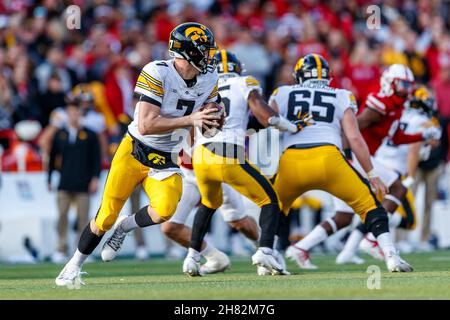 Lincoln, Stati Uniti. 26 novembre 2021. Iowa Hawkeyes quarterback Spencer Petras #7 rotola alla sua destra in azione durante una partita di football NCAA Division 1 tra Iowa Hawkeyes e il Nebraska Cornhuskers al Memorial Stadium di Lincoln, Nebraska. Iowa ha vinto il 28-21.frequenza: 86,541.3 82a sellout consecutivo.Michael Spomer/Cal Sport Media/Alamy Live News Foto Stock
