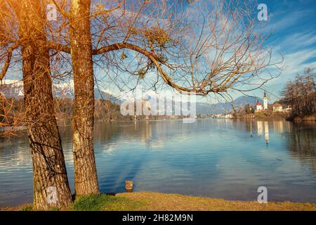 Lago di Bled contro le vette innevate della montagna in primavera. Slovenia Foto Stock