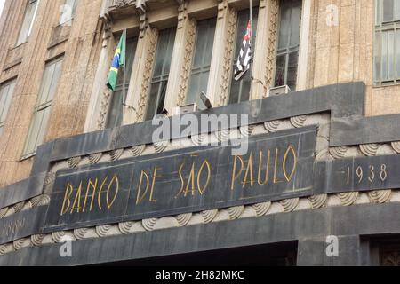 SAN PAOLO, BRASILE - 31 ottobre 2021: L'area di ingresso del vecchio edificio estinto Banco de Sao Paulo in Brasile Foto Stock