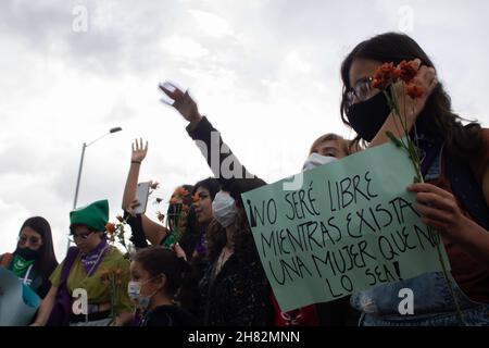 Le donne partecipano alla Giornata Internazionale per l'eliminazione della violenza contro le donne, che si terrà a Bogotà, Colombia, il 25 novembre 2021. Foto Stock