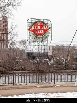 Famoso cartello della birra Grain Belt con la birreria nelle vicinanze sul fiume Mississippi. Minneapolis Minnesota, Stati Uniti Foto Stock