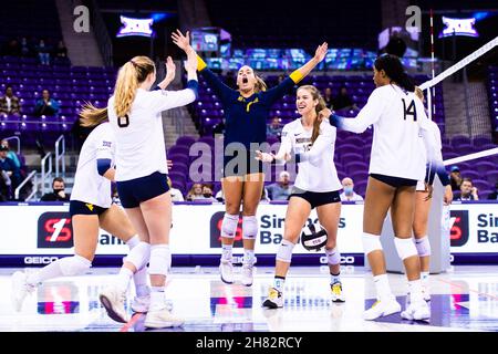 Ft. Worth, Texas, Stati Uniti. 26 novembre 2021. Gli alpinisti della WVU festeggiano una corsa di TCU durante una GRANDE partita di conferenze del 12 presso la ed and Rae Schollmaier Arena di ft. Worth Texas il 26 novembre 2021. (Credit Image: © Matthew Smith/ZUMA Press Wire) Foto Stock