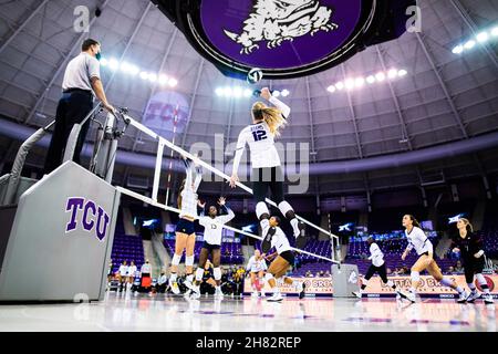 Ft. Worth, Texas, Stati Uniti. 26 novembre 2021. JULIA ADAMS (12) si è scontrata durante un GRANDE incontro di conferenza del 12 tra TCU e WVU all'ed e alla Rae Schollmaier Arena di ft. Worth Texas il 26 novembre 2021. West Virginia ha vinto la partita 3-0. (Credit Image: © Matthew Smith/ZUMA Press Wire) Foto Stock