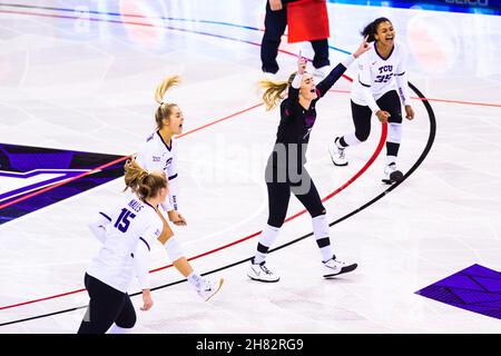 Ft. Worth, Texas, Stati Uniti. 26 novembre 2021. The Frogs festeggia un momento durante una GRANDE partita di conferenza del 12 tra TCU e WVU alla ed and Rae Schollmaier Arena di ft. Worth Texas il 26 novembre 2021. West Virginia ha vinto la partita 3-0. (Credit Image: © Matthew Smith/ZUMA Press Wire) Foto Stock