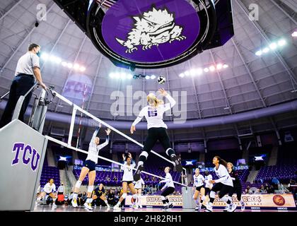 Ft. Worth, Texas, Stati Uniti. 26 novembre 2021. AUDREY NALLS (15) si è fatto un grande incontro di 12 conferenze tra TCU e WVU alla ed e Rae Schollmaier Arena di ft. Worth Texas il 26 novembre 2021. West Virginia ha vinto la partita 3-0. (Credit Image: © Matthew Smith/ZUMA Press Wire) Foto Stock