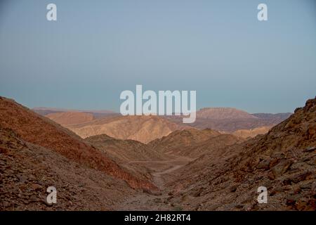 Marte come Paesaggio, montagna Shlomo. Un sentiero tortuoso tra le montagne al mattino presto. Eilat Israele. Foto di alta qualità Foto Stock