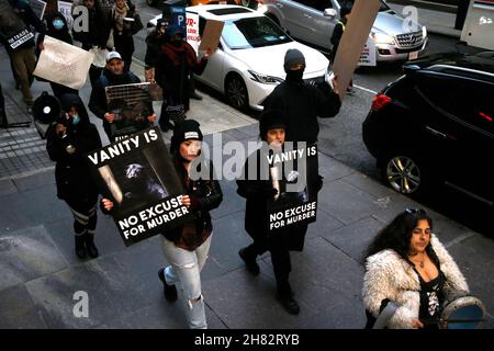 New York, Stati Uniti. 26 novembre 2021. I manifestanti si oppongono alla crudeltà degli animali marciano per le strade con cartelli che cantano slogan il 26 novembre 2021 a New York City USA. Tradizionalmente, le dimostrazioni annuali si sono svolte il Black Friday, il giorno dello shopping più trafficato dell'anno. Come risultato di Fur Free Fridays, le vendite di pellicce sono crumped negli anni '80 e '90, ma le tendenze di moda recenti hanno causato un aumento delle vendite. (Foto di John Lamparski/SIPA USA) Credit: Sipa USA/Alamy Live News Foto Stock