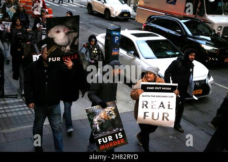 New York, Stati Uniti. 26 novembre 2021. I manifestanti si oppongono alla crudeltà degli animali marciano per le strade con cartelli che cantano slogan il 26 novembre 2021 a New York City USA. Tradizionalmente, le dimostrazioni annuali si sono svolte il Black Friday, il giorno dello shopping più trafficato dell'anno. Come risultato di Fur Free Fridays, le vendite di pellicce sono crumped negli anni '80 e '90, ma le tendenze di moda recenti hanno causato un aumento delle vendite. (Foto di John Lamparski/SIPA USA) Credit: Sipa USA/Alamy Live News Foto Stock