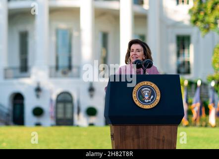 WASHINGTON DC, USA - 15 novembre 2021 - Presidente della Casa Nancy Pelosi (D-CA) commenta prima che il Presidente Joe Biden firmi l'Inv Foto Stock