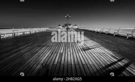 Vista lungo Cromer Pier a sunrise. Foto Stock