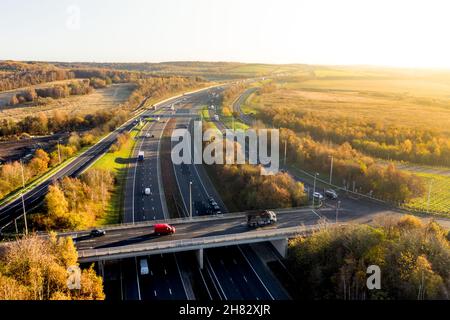 Vista panoramica aerea di un'autostrada del Regno Unito e ponte di cavalcavia attraverso la pittoresca campagna al tramonto Foto Stock