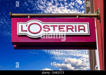 Losteria scritta e logo sopra l'ingresso della catena di pizza e pasta di un ristorante di Hannover, Deutschlamd, 22 agosto 2020. Illustrativa ed Foto Stock