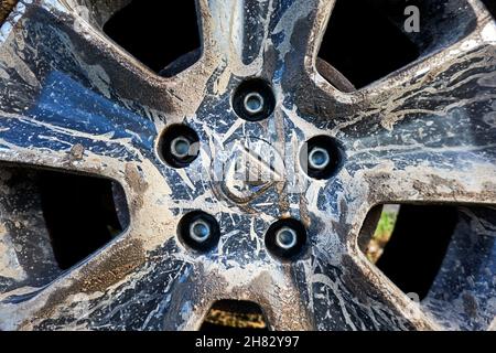 Marchio Dacia e scritta sul bordo del SUV rumeno sporchi di fango spruzzi a Gifhorn, Germania, 8 novembre 2021. Editoriale illustrativo Foto Stock