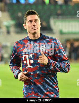 Deutschland, Fuerth, Sportpark Ronhof Thomas Sommer - 24.09.2021 - Fussball, 1.Bundesliga - SpVgg Greuther Fuerth vs FC Bayern Monaco di Baviera immagine: Robert Lewandowski (FC Bayern Monaco di Baviera,9) durante i riscaldamenti pre-partita. Le normative DFL vietano l'uso di fotografie come sequenze di immagini e/o quasi-video Foto Stock