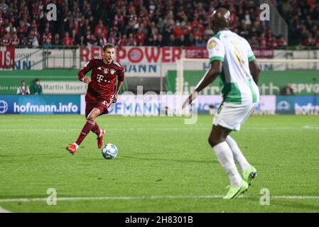 Deutschland, Fuerth, Sportpark Ronhof Thomas Sommer - 24.09.2021 - Fussball, 1.Bundesliga - SpVgg Greuther Fuerth vs FC Bayern Monaco di Baviera immagine: (FLTR) Leon Goretzka (FC Bayern Monaco di Baviera,8) in azione. Le normative DFL vietano l'uso di fotografie come sequenze di immagini e/o quasi-video Foto Stock