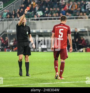 Deutschland, Fuerth, Sportpark Ronhof Thomas Sommer - 24.09.2021 - Fussball, 1.Bundesliga - SpVgg Greuther Fuerth vs FC Bayern Munich immagine: Benjamin Pavard (FC Bayern Munich,5) mandato fuori con una carta rossa per affrontare l'ultimo uomo. Le normative DFL vietano l'uso di fotografie come sequenze di immagini e/o quasi-video Foto Stock