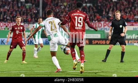 Deutschland, Fuerth, Sportpark Ronhof Thomas Sommer - 24.09.2021 - Fussball, 1.Bundesliga - SpVgg Greuther Fuerth vs FC Bayern Monaco di Baviera immagine: Timothy Tillman (SpVgg Greuther Fürth,21) in azione contro Alphonso Davies (FC Bayern Monaco di Baviera,19) le normative DFL vietano qualsiasi uso di fotografie come sequenze di immagini e quasi-video Foto Stock