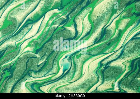 Astratto fluido arte sfondo verde chiaro e colori oliva. Marmo liquido. Pittura acrilica su tela con gradiente. Sfondo con inchiostro alcolico con onde p Foto Stock