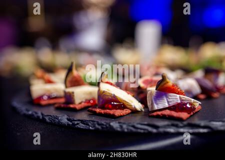 spuntino con formaggio morbido e fichi in primo piano Foto Stock