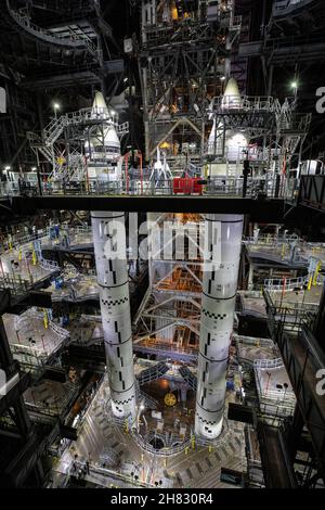 KENNEDY SPACE CENTER, FL, USA - 09 Giugno 2021 - i booster a doppio solido completamente impilati per il razzo Space Launch System (SLS) della NASA sono visti sopra Foto Stock